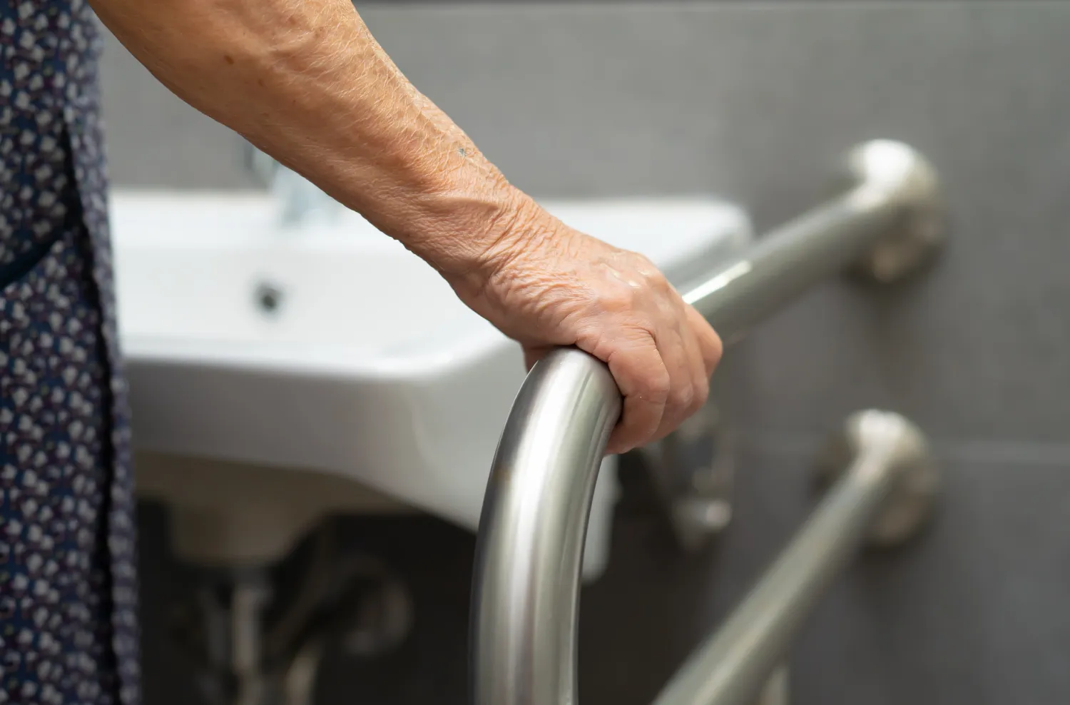 La guía completa de los accesorios de baño para personas mayores que facilitarán tu vida